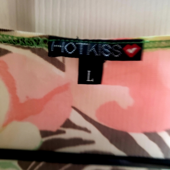 HOW CUTE IS THIS...BRIGHT AND FITTED TOP - Picture 2 of 3